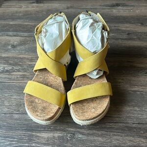 Adrienne Vittadini Sport yellow wedges size 7 1/2